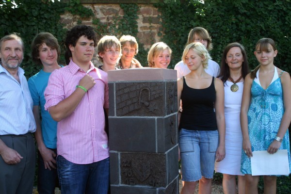 Einweihung des Ettlinger Vor-Ort-Steines im Rosengarten zwischen Schloss und Stadtbibliothek