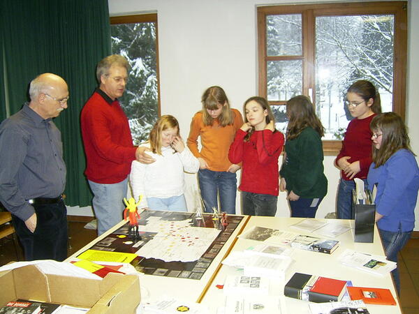 Die Ministranntinen und Ministranten der katholischen Gemeinde Nordrach bei der Planung ihrer Gedenksteine mit Werner Keller und Dr. Dieter Petri.