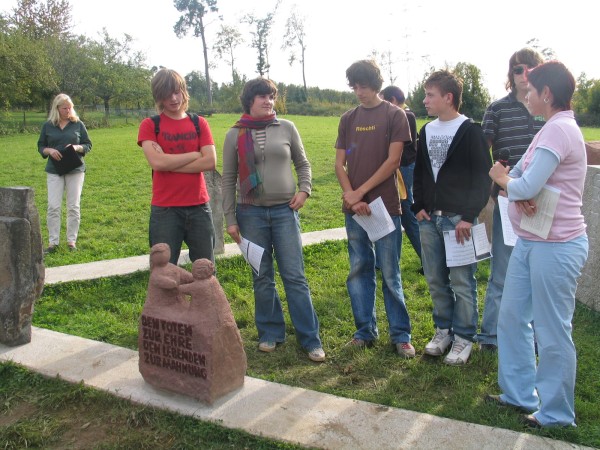 Einweihung des Schopfheimer Gedenksteines auf dem zentralen Mahnmal in Neckarzimmern 2006.