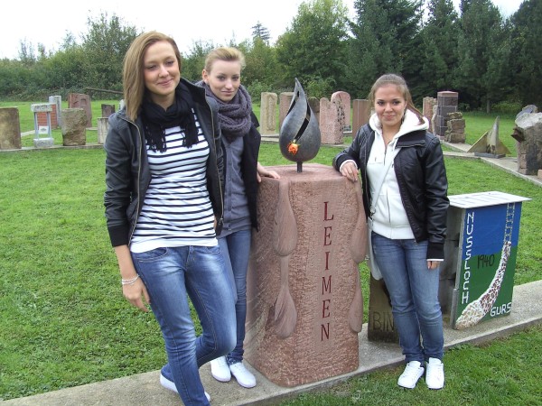 Die Schöpferinnen aus Leimen präsentieren den Gedenkstein von Leimen auf dem zentralen Mahnmal in Neckarzimmern.