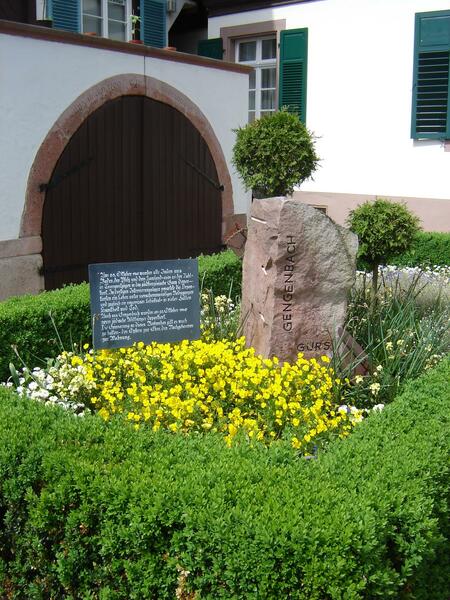 Der Gengenbacher Vor-Ort-Stein steht in der Altstadt in einer kleinen Grünanlage