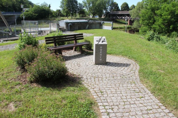 Der Hördener Vor-Ort-Stein steht „am Sieben-Mühlen-Weg“ südlich der Flößerhalle