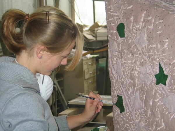 Eine Jugendliche aus der Schmieheimer Kirchengemeinde bemalt einen der beiden Schmiheimer Gedenksteine.