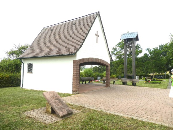 Der Kleineicholzheimer Vor-Ort-Stein steht auf dem kommunalen Friedhof neben der Leichenhalle.
