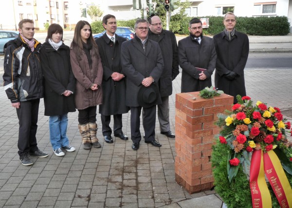 Einweihung des Rastatter Vor-Ort-Steines 2012 vor der Jugendarrestanstalt Rastatt
